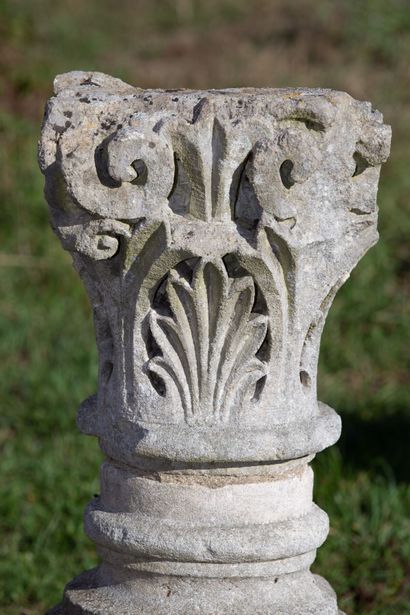 null Element of a capital decorated with acanthus leaves.

XI-XIIth century.

H_85...