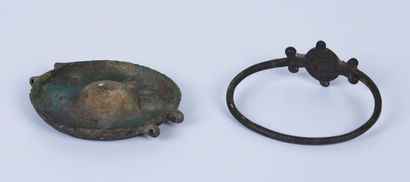 null Bracelet and element in bronze with green patina of excavation.

Antique.

L(bracelet)10.7...