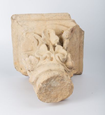 null Limestone capital, decorated with foliage.

XIIIth century.

H_32 cm L_27 cm,...