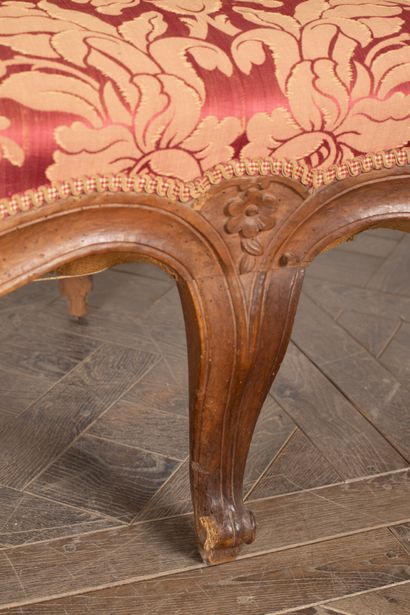  Canapé à oreilles en bois mouluré et sculpté. 
Epoque Louis XV. 
Garniture de tissu...