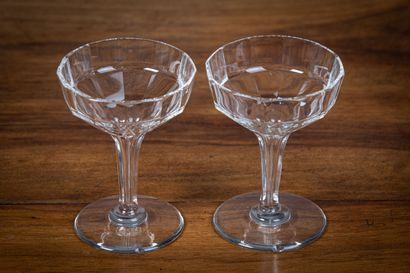 null Suite de 17 coupes champenoises en cristal.

XIXème siècle. 

H_12 cm D_9 cm.

Quinze...