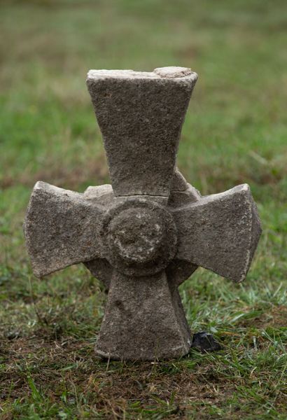 null Cross in old stone.

H_66 cm L_50 cm D_18 cm, accidents.

This lot does not...