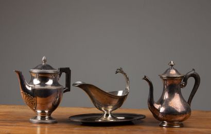 null Sauceboat helmet and two teapots in silver plated metal.

A teapot of the Boulanger...