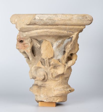 null Limestone capital, decorated with foliage.

XIIIth century.

H_32 cm L_27 cm,...