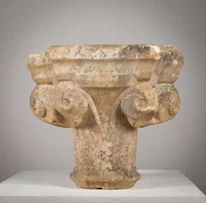  Chapiteau de cloître à pignon, à double colonne, en marbre. 
XIIIème siècle. 
H_36...