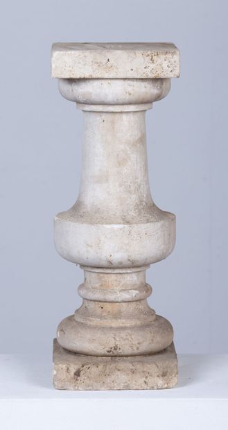 null Pied balustre en pierre.

H_50 cm L_19 cm P_19 cm

Ce lot ne provient pas du...