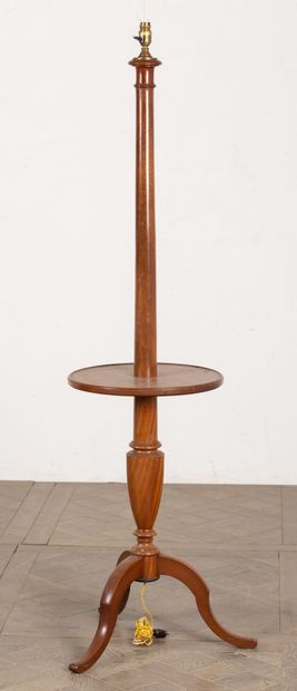 null House MALABERT.

Floor lamp in mahogany, tripod, with intermediate shelf.

H_160...