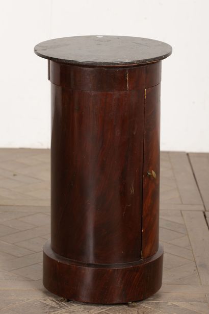 null Somno in mahogany, with marble top.

It opens with a leaf.

Beginning of the...