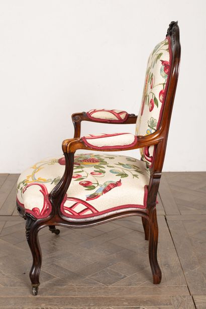 null Suite of four molded and carved rosewood armchairs. 

The flat back, the armrests...