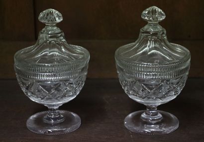 null Paire de drageoirs couverts en cristal.

XIXème siècle.

H_16.5 cm D_10 cm