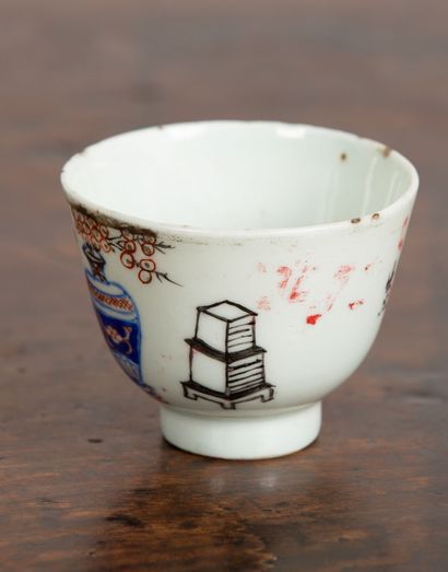 null CHINA.

Porcelain sorbet with painted decoration of vases and inscriptions....