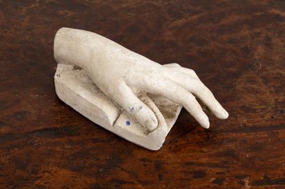 null 
Ensemble de trois éléments de sculptures figurant des mains et comprenant :




une...