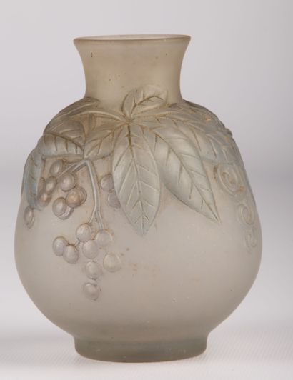 null Jean Simond PEYNAUD (1869-1952).

Vase en verre moulé à décor en relief de vigne-vierge.

Signé...