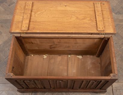 null Small molded and carved oak chest with napkin folds.

An old panel.

H_58 cm...