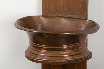 null Fountain and basin in copper, on a wooden support.

19th century.

Fountain...