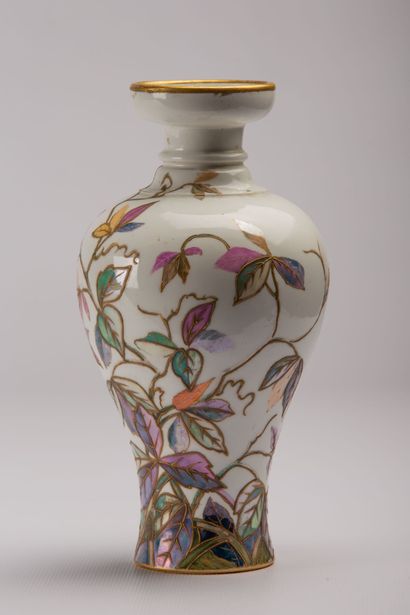 null SEVRES. 

Petit vase de forme balustre en porcelaine à décor feuillagé polychrome...