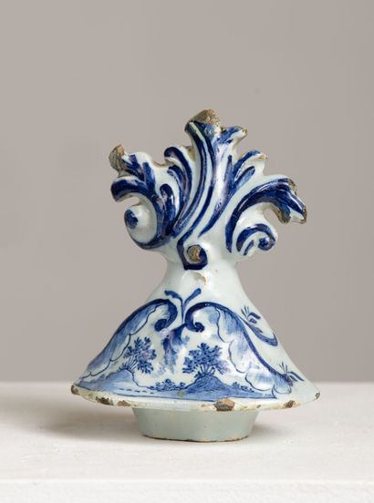 null DELFT.

Vase couvert en faïence à décor en camaïeu bleu.

XVIIIème siècle.

H_43...
