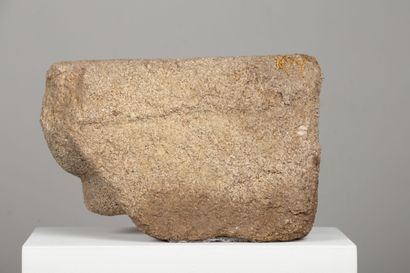 null 
Base decorated with a stone head.




Roman art




H_29 cm W_42 cm D_23 cm



All...