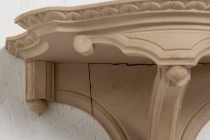 null Console d'applique en bois laqué blanc. 

Le plateau chantourné, le piètement...