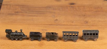 null Ensemble de mobilier et train miniature, type penny toys.

H_2.5 cm à H_7 cm

L_3...