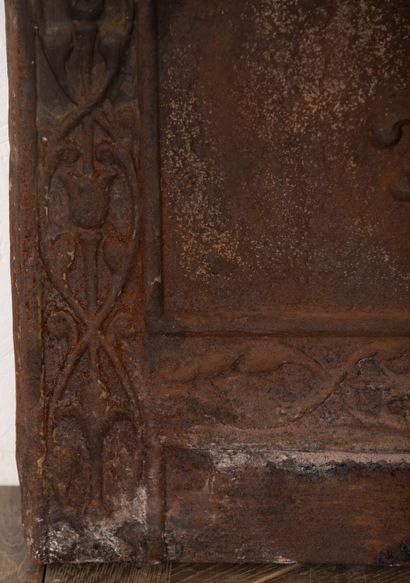null Important cast iron fireback with arched pediment, decorated with fleur-de-lis...