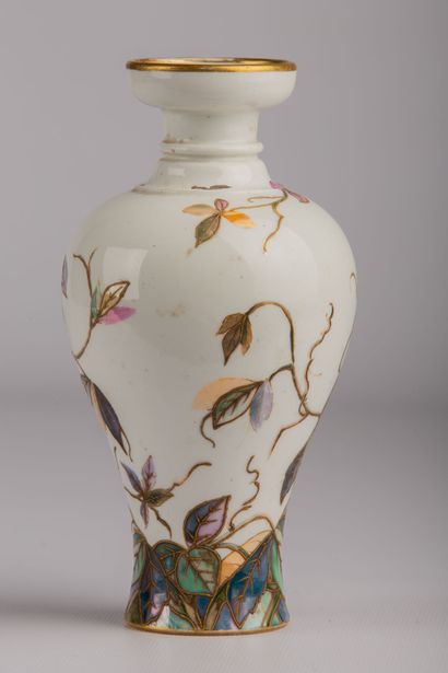 null SEVRES. 

Petit vase de forme balustre en porcelaine à décor feuillagé polychrome...