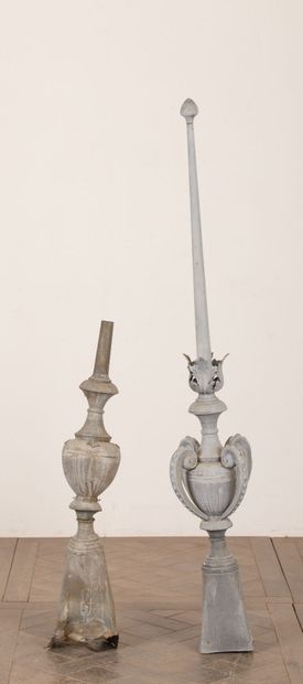 null Two zinc finials.

Second half of the 19th century.

H_154 cm L_29 cm.

H_92...