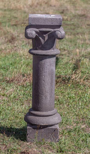Colonne chapiteau en pierre de Volvic. 

XIXème...