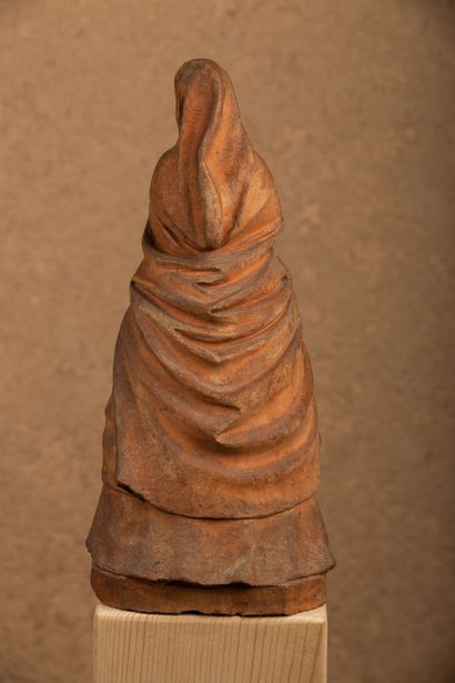 null Terracotta sculpture in the style of the tanagras. 

19th century.

H_31,5 cm...