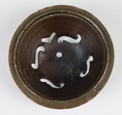 null JAPAN.

Bronze perfume burner.

Meiji period.

H_22 cm W_17 cm, the socket is...