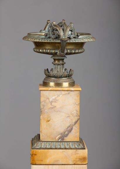 null Coupe en bronze à deux anses, sur un socle en marbre de jaune de Sienne.

XIXème...