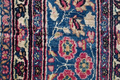 null IRAN.

Wool carpet with repeated floral decoration.

l_265 cm L_370 cm