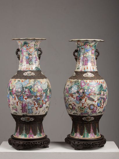 null CHINE, Nankin

Paire de grands vases en céramique à décor polychrome de scènes...