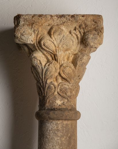  Chapiteau en pierre calcaire. 
XIIIème siècle....