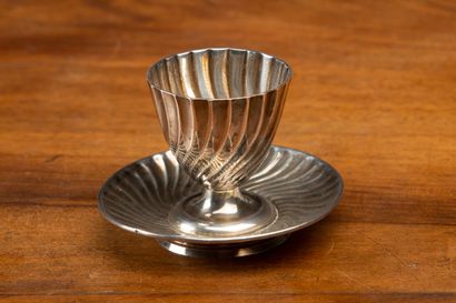 null Silver egg cup with torso decoration. 

Goldsmith : Lapar.

H_5,5 cm 

80,91...