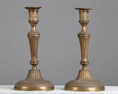 null Paire de bougeoirs en bronze.

Epoque Louis XVI.

H_27,8 cm