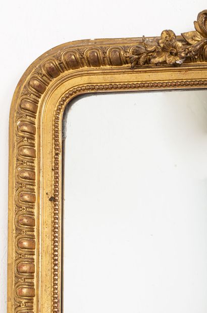 null Wood and gilded stucco overmantel mirror, the pediment with shell.

Napoleon...