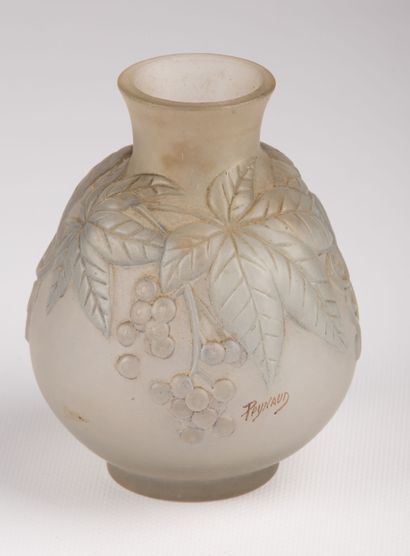 null Jean Simond PEYNAUD (1869-1952).

Vase en verre moulé à décor en relief de vigne-vierge.

Signé...
