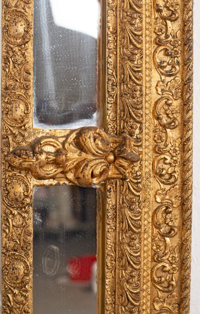 null Important miroir à parecloses en bois et stuc doré, le fronton orné d'une coquille...