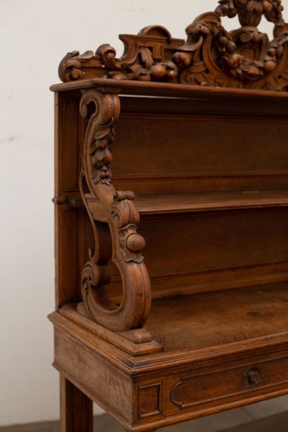 null Oak sideboard with three shelves and a crotch tray.

Decorated with fruit vase...