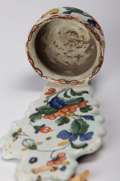 null ROUEN.

Earthenware stoup with polychrome floral decoration.

18th century

H_22...