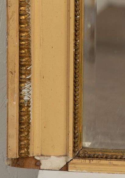 null Miroir de trumeau en bois laqué et stuc doré.

Vers 1900.

H_149 cm L_120.5...
