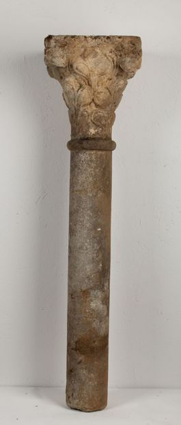 null 
Chapiteau en pierre calcaire.




XIIIème siècle.




Il repose sur une colonne...