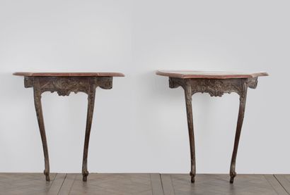 null Paire de petites consoles en chêne mouluré et sculpté à riche décor de feuilles...