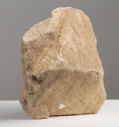 null 
Marble fragment decorated with inscriptions.




Ancient Greece.




H_10 cm...