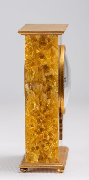 null HOUR LAVIGNE.

Clock in yellow resin and brass.

N° on the back: 9263-131.

H_16,8...