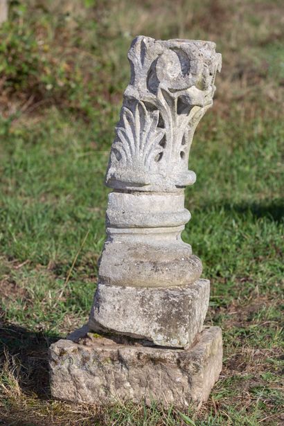 null Elément de chapiteau à décor de feuilles d'acanthe.

XI-XIIème siècle.

H_85...