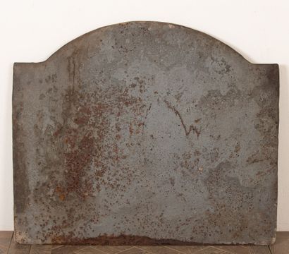 null Important cast iron fireback with arched pediment, decorated with fleur-de-lis...