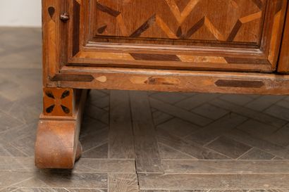 null Cupboard in marquetry of fruitwood, with geometrical decorations.

It opens...