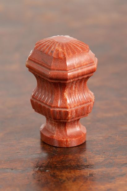 null Cachet in red marble carved with flutes, figured.

19th century.

H_6,8 cm W_4,5...
